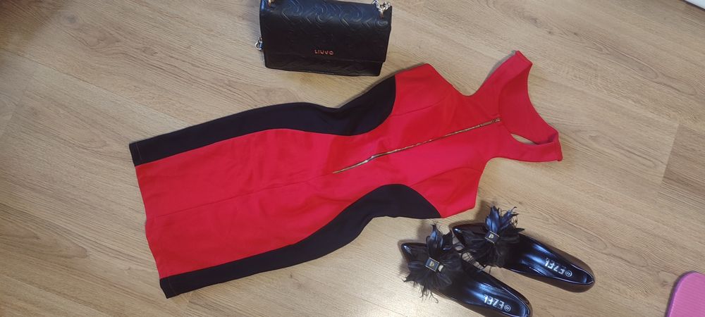 Червена рокля с цип , размер С