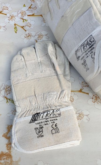 Mănuși protecție piele.