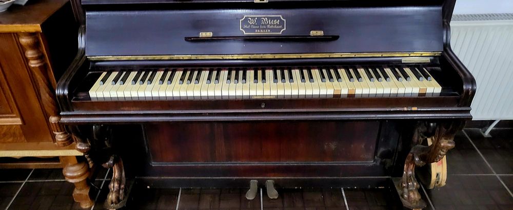 Vând pianina antika perfect acordata