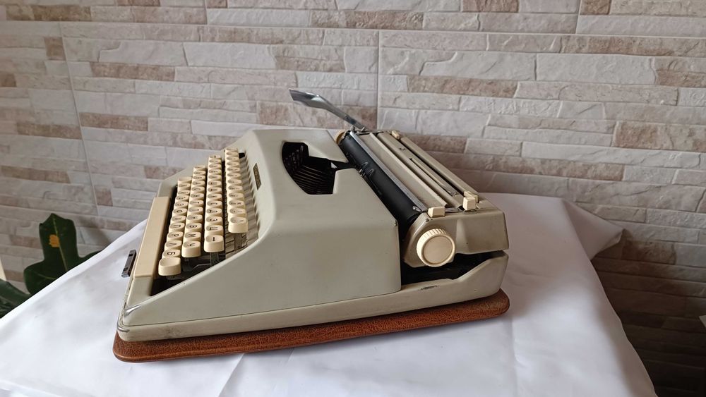 Стара пишеща машина Марица 12 - Made in Bulgaria - 1976г