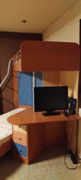 Двуетажно легло с бюро и гардероб