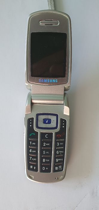 Телефон    SAMSUNG  кнопочный  раскладушкв 
SGH - E 700.
 В  отличном