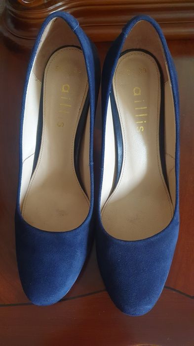 Продаются темно синие замшевые туфли.  Размер 39