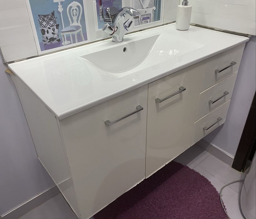 Комплект мебели за баня - долен шкаф с порцеланова мивка и горен шкаф