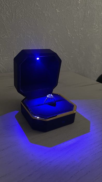 Кольцо из серебра с белым камнем.