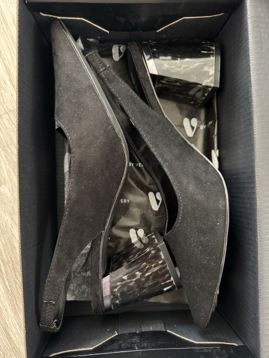 Черни Дамски обувки с интересен ток