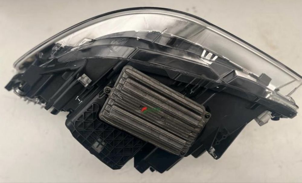 Бмв ф10/11 фар десен Adaptiv ( завиващ )