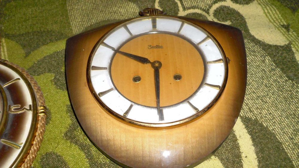 Германски  стари механични стененни  часовници - 2бр и 1бр руски