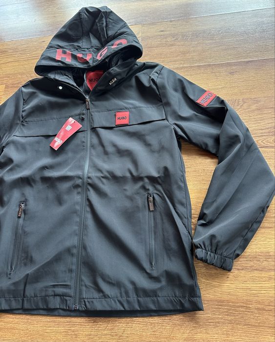 Мъжко,черно,непромокаемо яке Hugo BOSS,с гумирано лого и надпис на качулкага