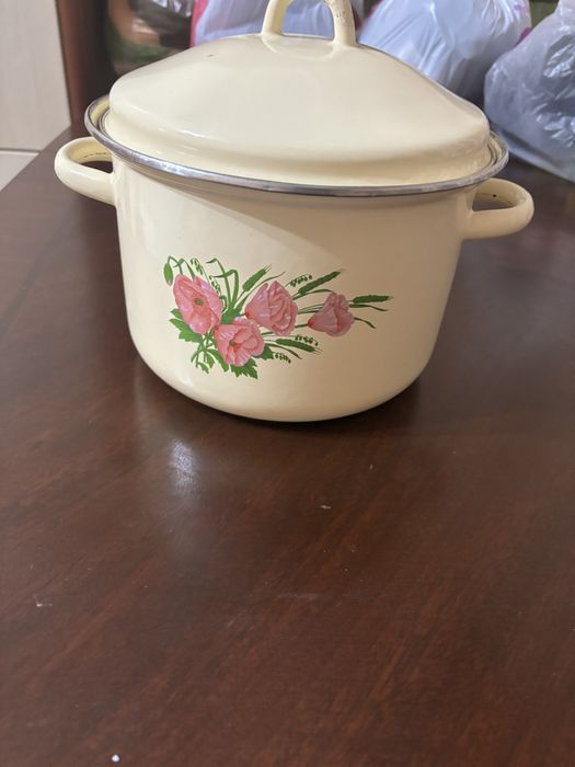 Продам эмалированную кастрюлю
