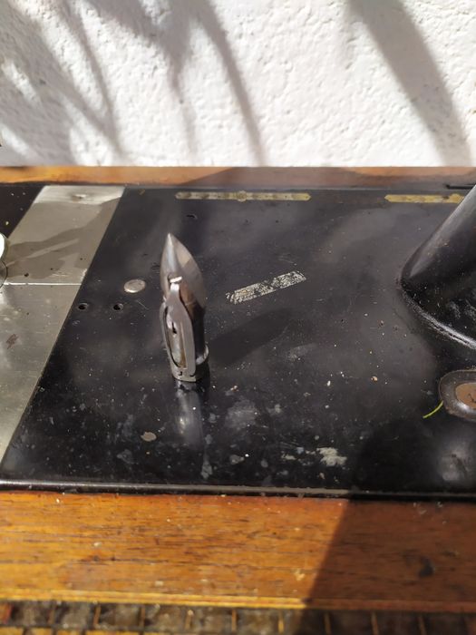 Ръчна шевна машина , работи но става и за екпонат