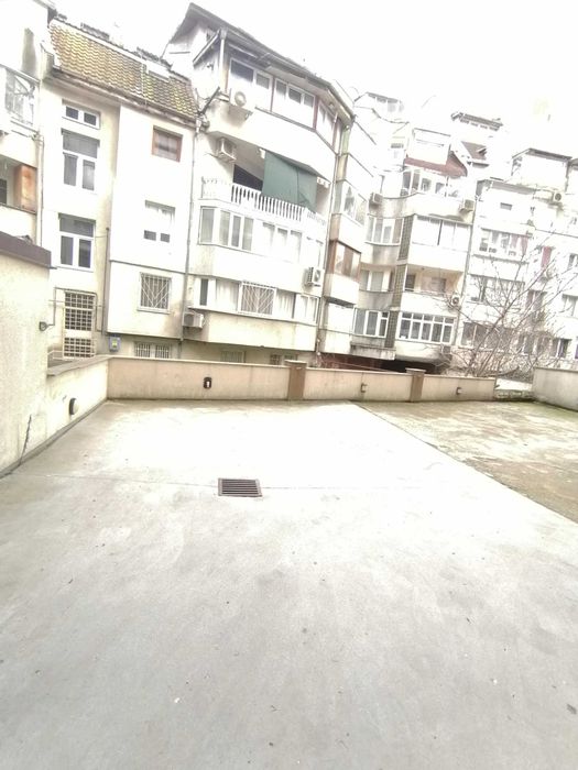 Отдава се под наем просторно паркомясто в двор – отлично местоположен