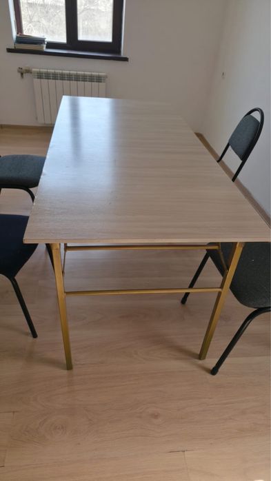 Продается офисные столы, стулья, палас, зеркало, шкаф.