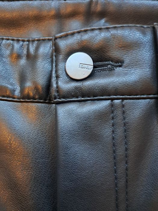 Кожен панталон марка Only