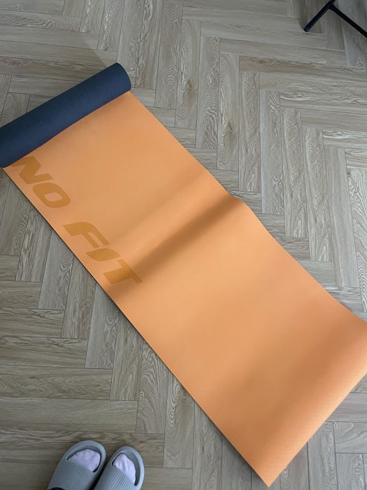 Яркий коврик для йоги