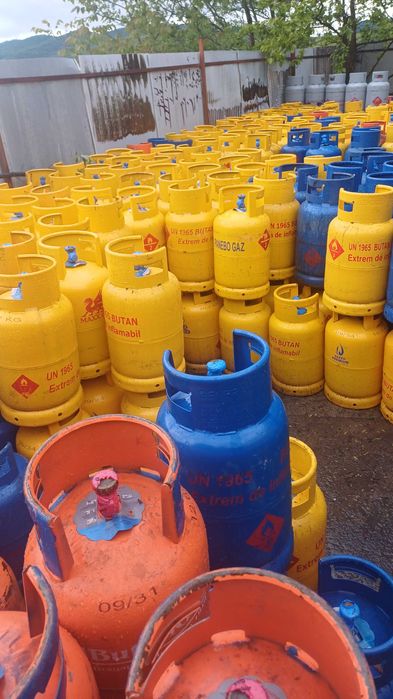 Butelii pentru aragaz galbene și albastre