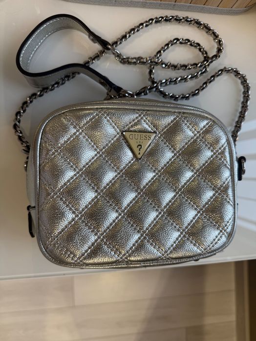 Сребърна чанта Guess