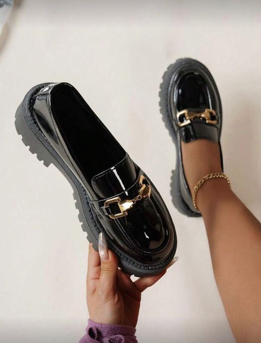 Елегантни черни лачени мокасини