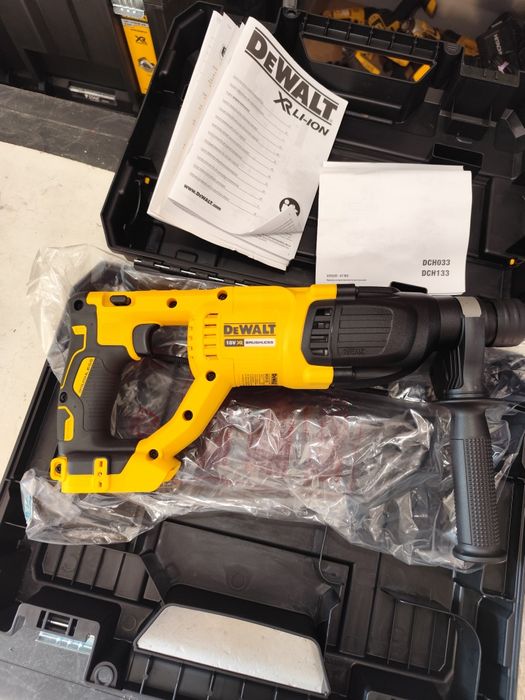 Акумулаторен безчетков перфоратор къртач Девалт DeWALT DCH133 2,6J