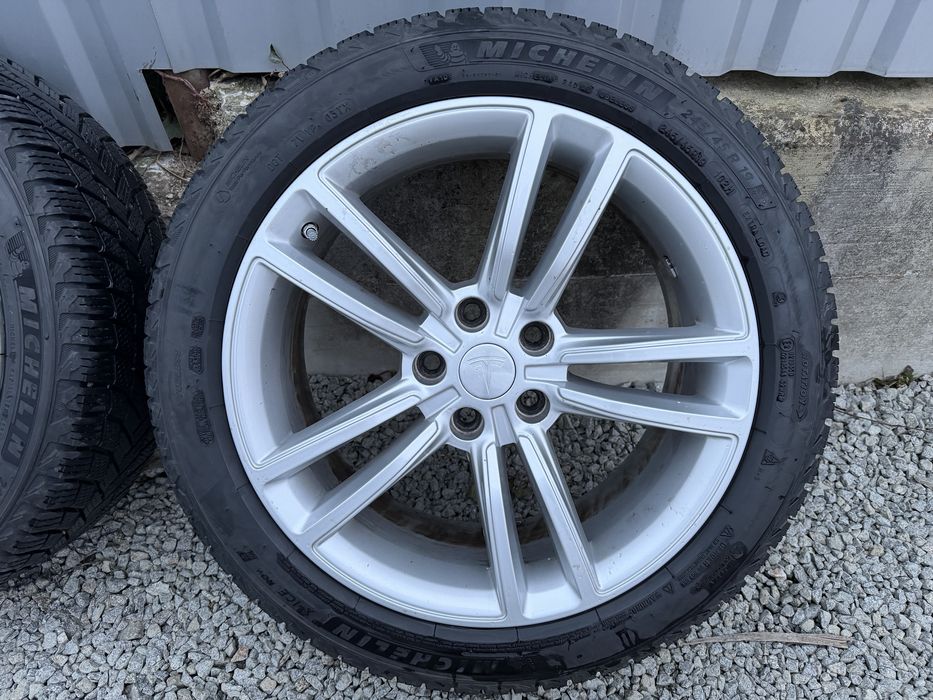 Roti tesla model s jante anvelope iarna 245 45 19 michelin 5x120
