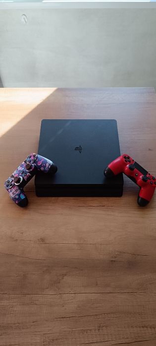 PS4 Slim 1TB два контролера + шест игри