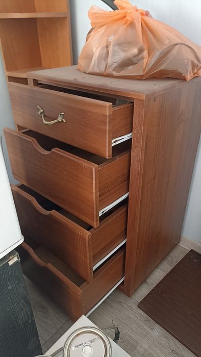 Продам тумбочку.