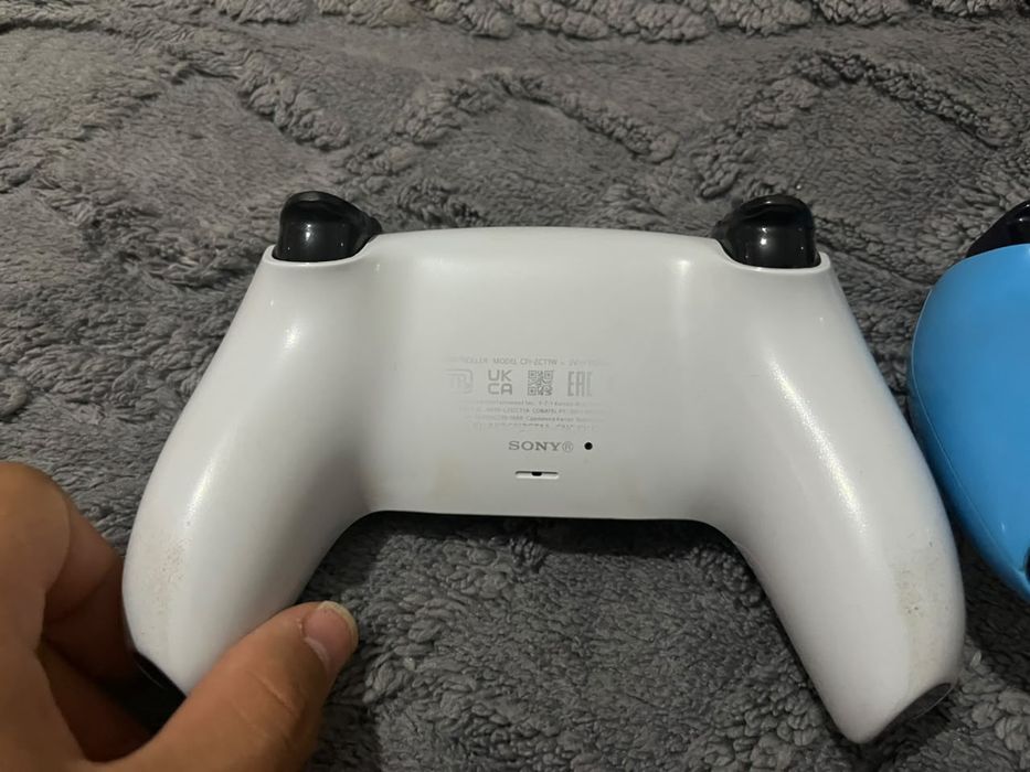 Два геймпада PlayStation 5 / Dualsens