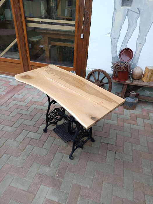 Masa sau birou din mașină de cusut