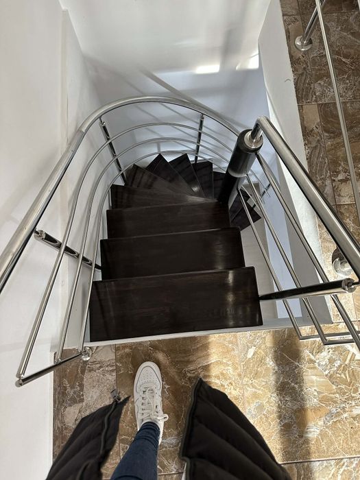 Vând scara interioară cu stâlp central și mâna curenta din inox. 
Scar