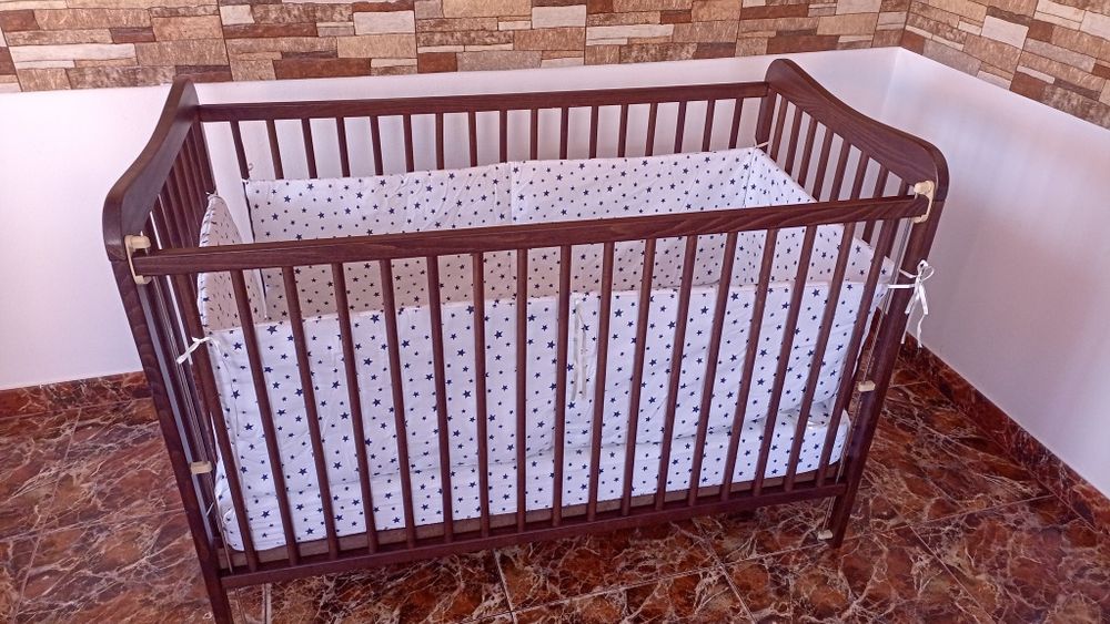 Pătuț din lemn pentru bebeluș