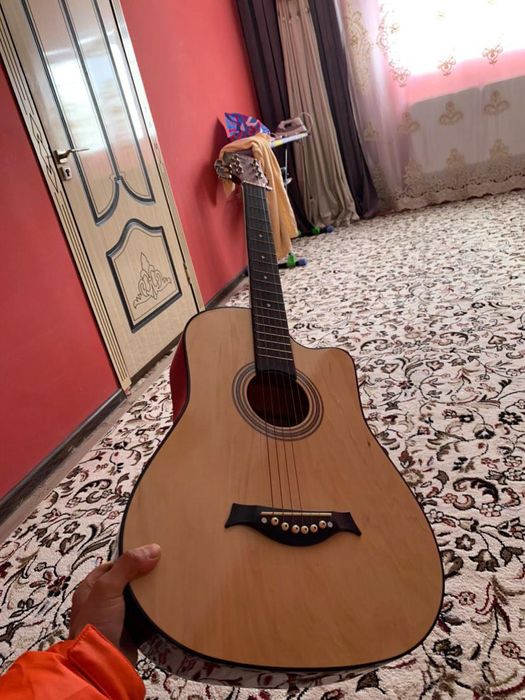 Акустичиский гитара yangi