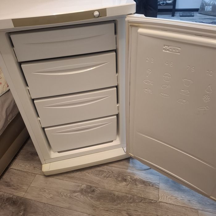 Продам морозильник Indezit