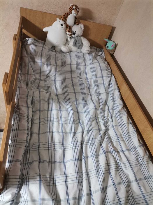 Двуетажно дървено легло с три чекмеджета