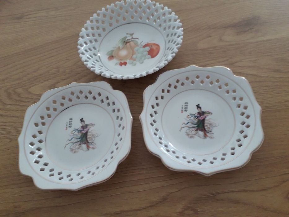 Чинии  3 / три / броя  порцелан  много  красиви нови .