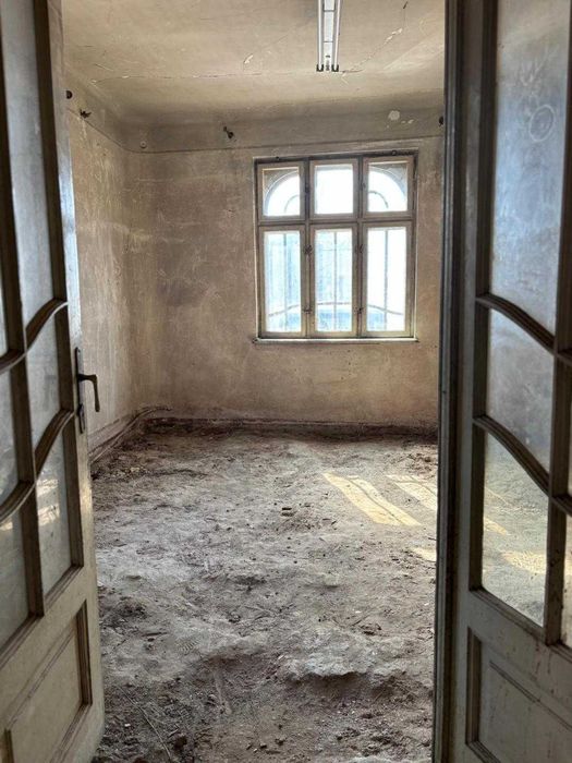 Închiriez casa cu 3 camere si curte de 90 mp