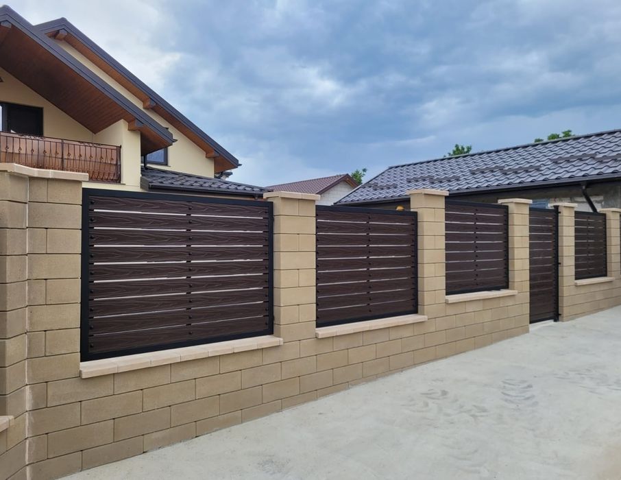 Garduri si porti din panouri stil jaluzele, sipca metalica, tabla cutata, plasa bordurata, fier forjat, BCA sau beton si alte modele disponibile