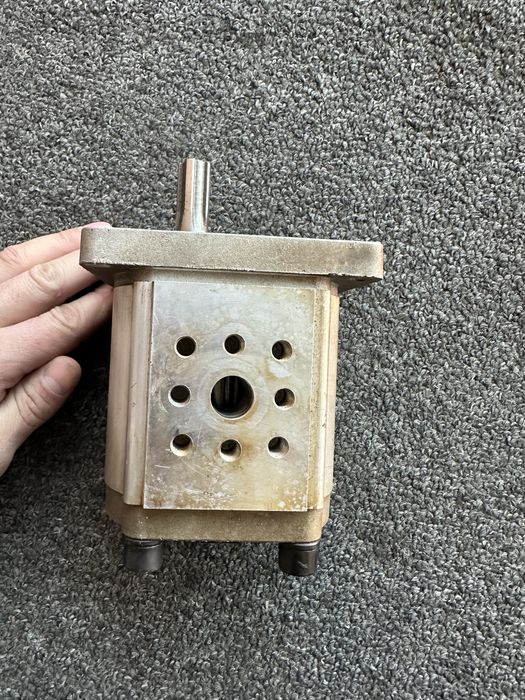 gidravlik nasos sotiladi