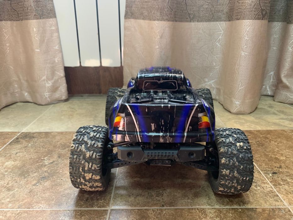 Машинка вездеход на пульт управлении