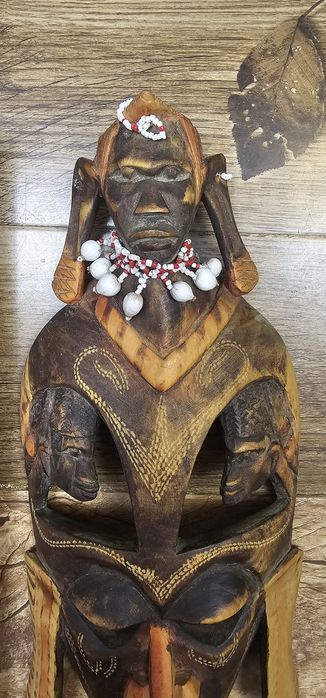 Mască africană din lemn sculptată manual