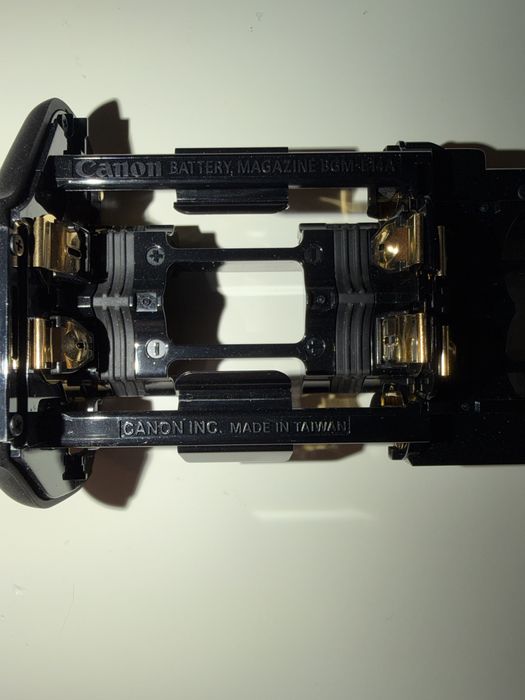 Magazin baterii Canon BGM-E8 pentru grip BG-E8