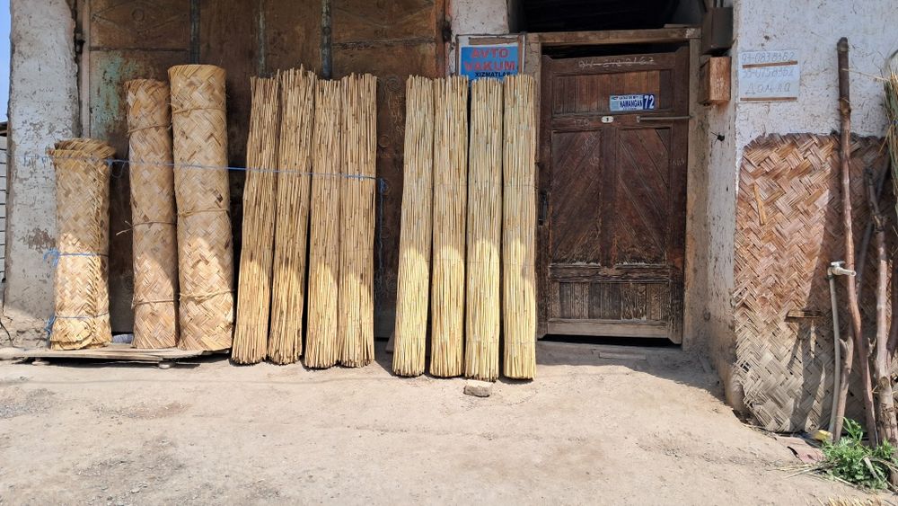 Tom lomboziga qamish maxsulotlari kafe devorlariga chiy va boyralar bo