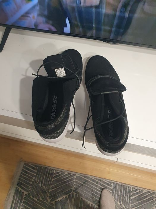 Vând papuci mărimea 49