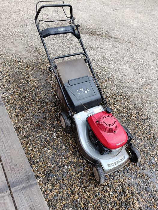 Masina de tuns iarba pe benzina