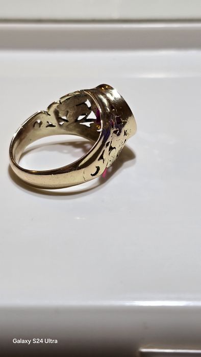 Златен мъжки пръстен с рубин