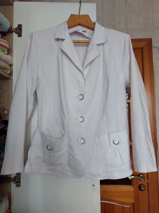 Женская одежда вечернее и пиджаки