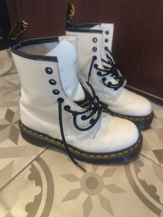 Бели Dr Martens номер 37