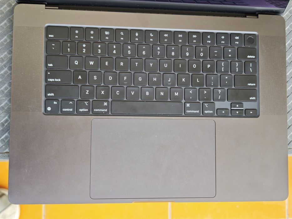 Vând Macbook Pro M3 pro 16"
