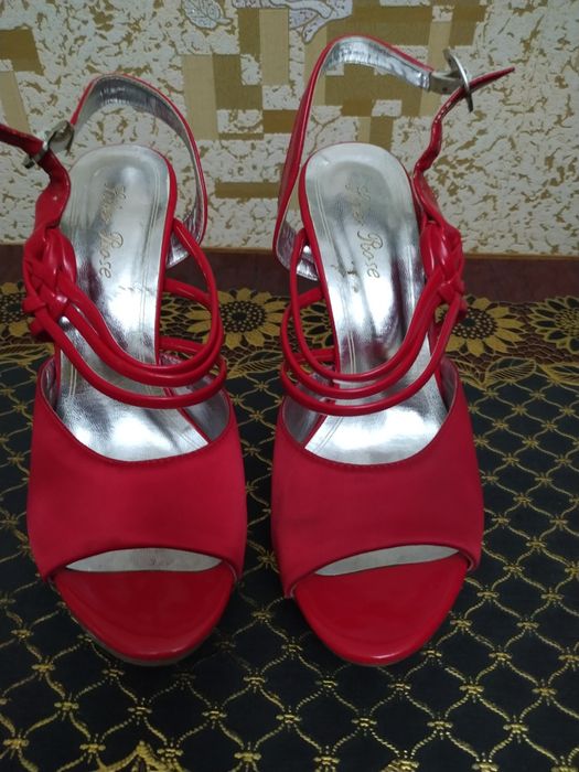 Босоножки на высоком каблуке 3 пары разм.35-36