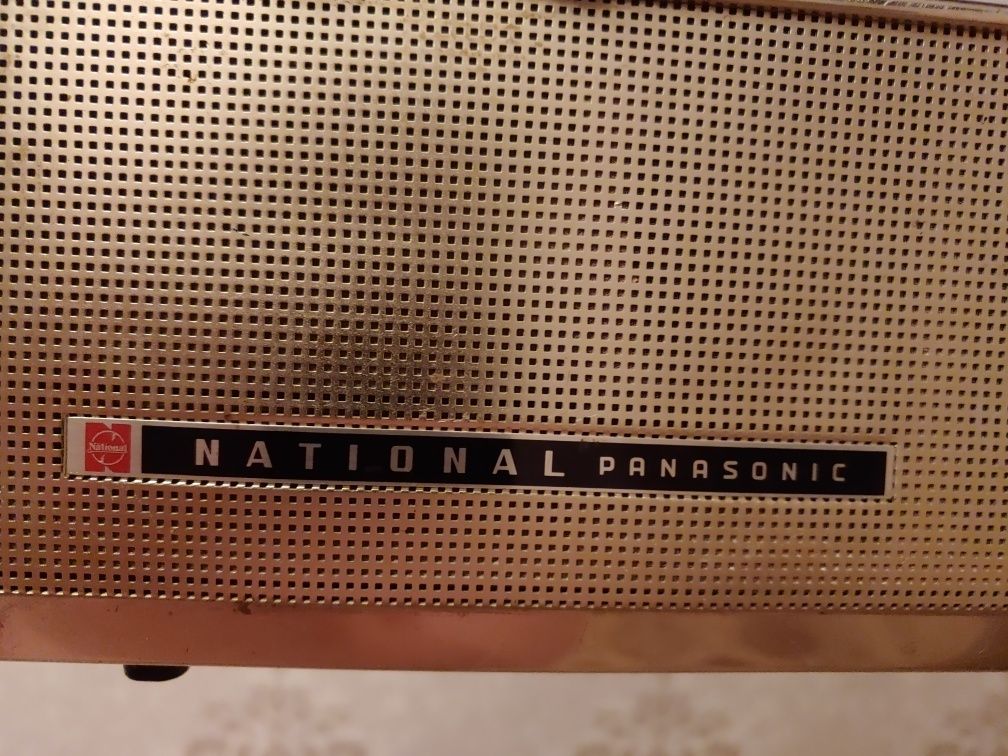 File:Vintage National Panasonic Transistor Radio, Model RF-820H