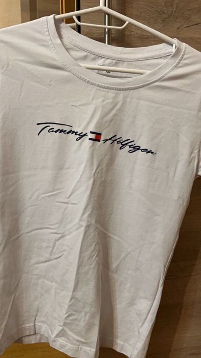 Продавам тениска на tommy Hilfiger женска не носена!!!